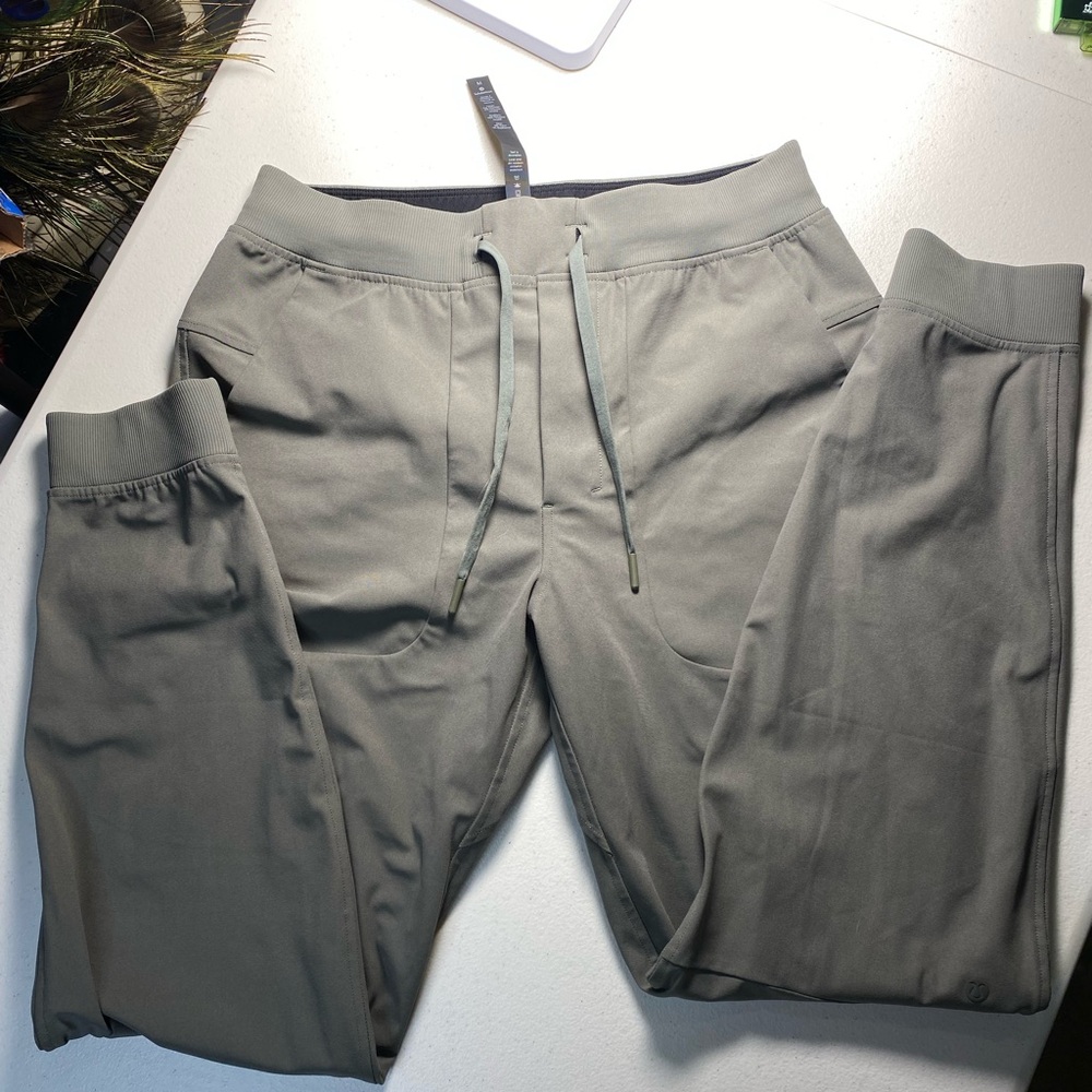 Women’s Lulu lemon jogger/sweats New without tags 162